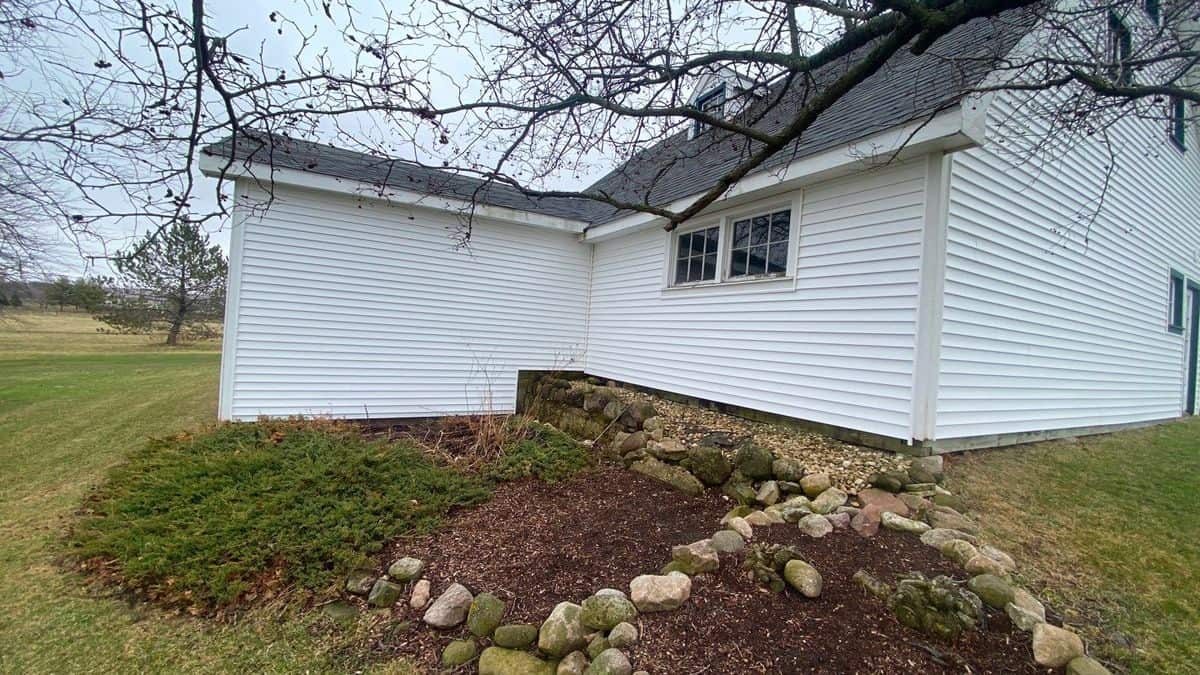 Vinyl Siding completed at Hebron Rd, Harvard IL