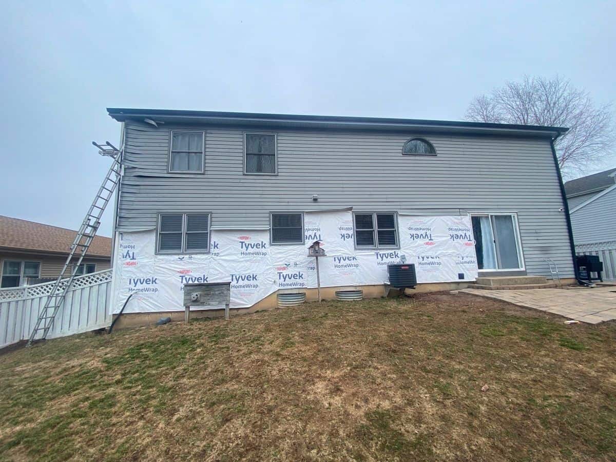 Vinyl Siding and Roofing before at Veretta ct, Mchenry IL