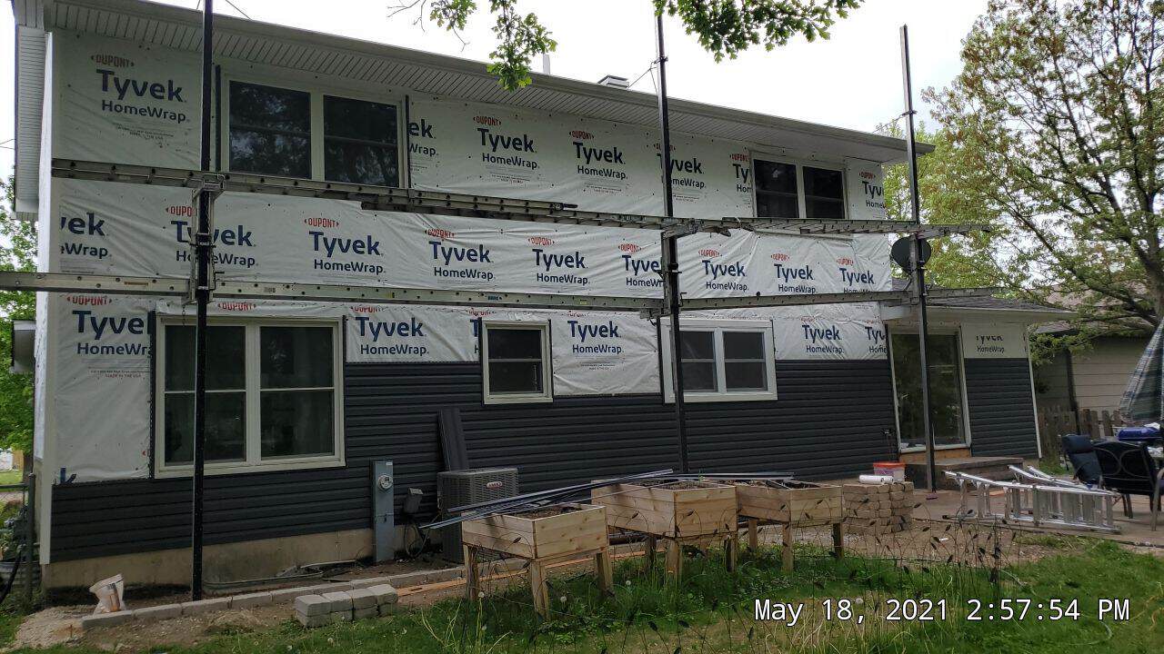 IHC crew installing new vinyl siding at Mark Ct, Woodstock IL