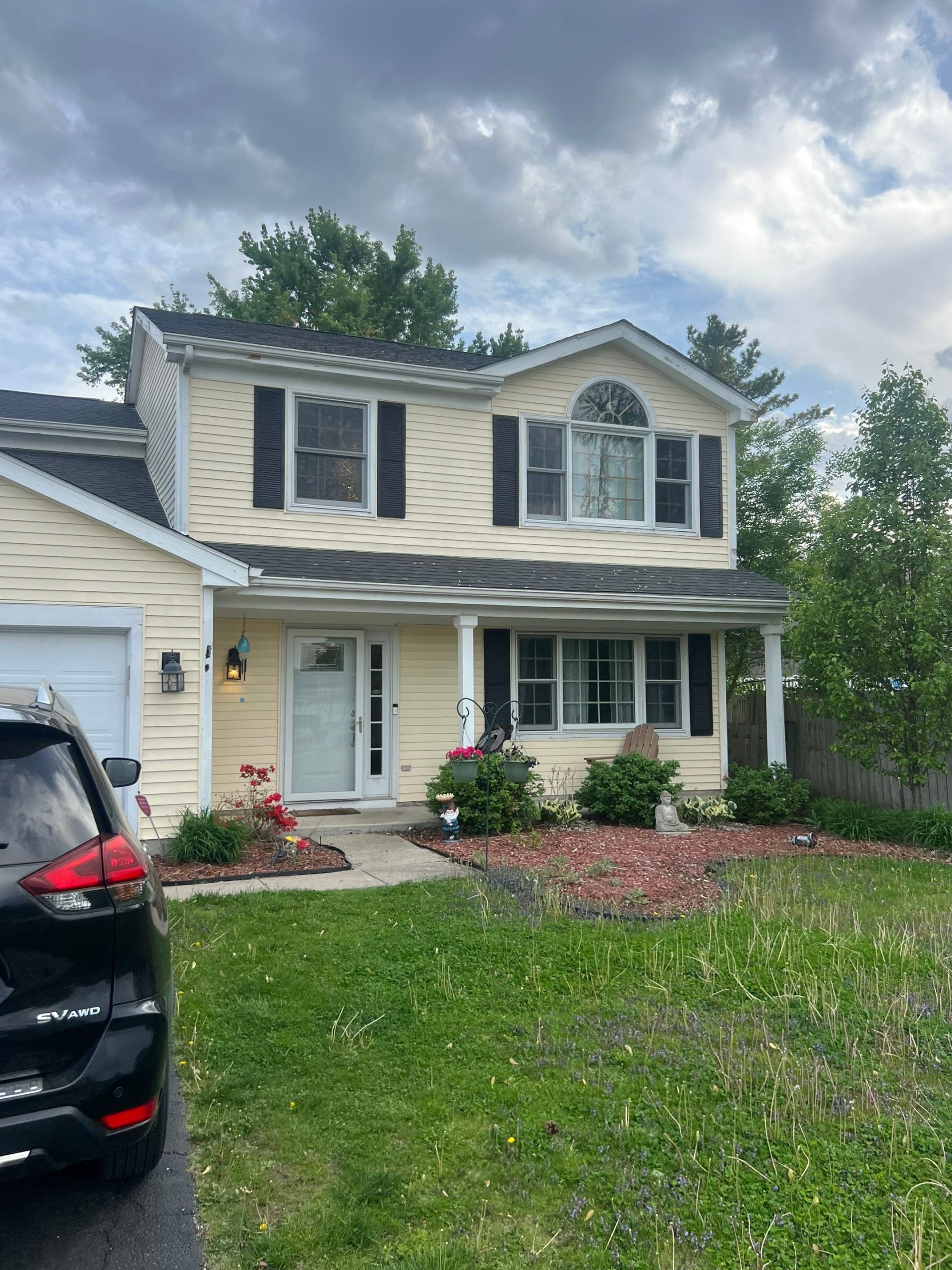 Greenmeadow Court Crystal Lake IL before — cream vinyl siding, black shutters, older roof